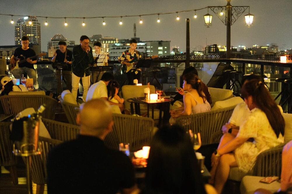 Tận hưởng những ly cocktail m&aacute;t lạnh v&agrave; kh&ocirc;ng gian sang trọng tại Sol Sky Bar (Nguồn: SOL SKY BAR)